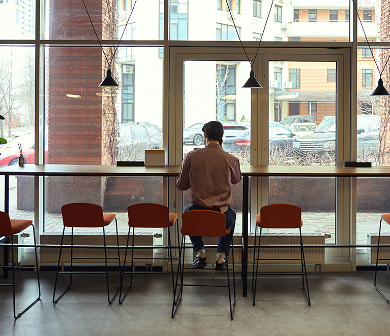 Aquí, Locales.